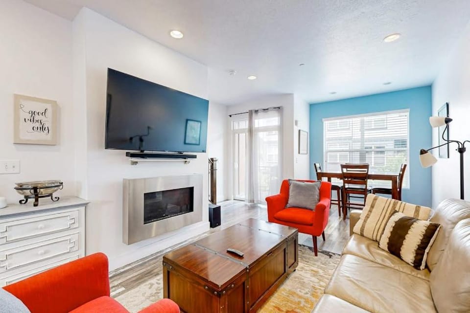 Mountain Getaway - Private Rooftop Spa - Walk to Dining Shops & Rec Center House in Snyderville