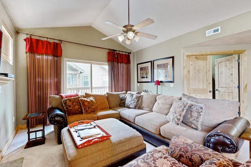 Warm spacious home base at Redstone - walk to shops & dining House in Snyderville