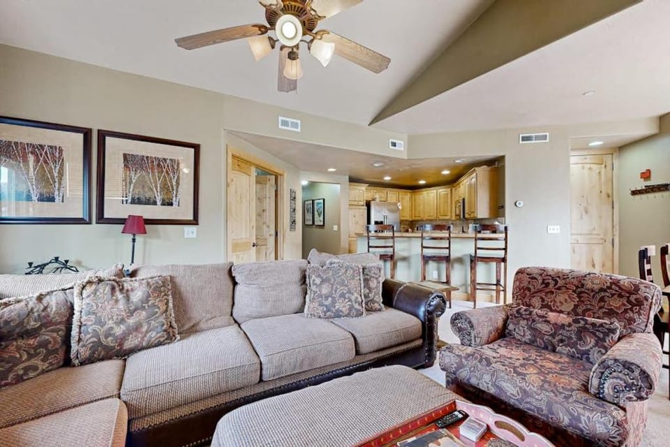 Warm spacious home base at Redstone - walk to shops & dining House in Snyderville