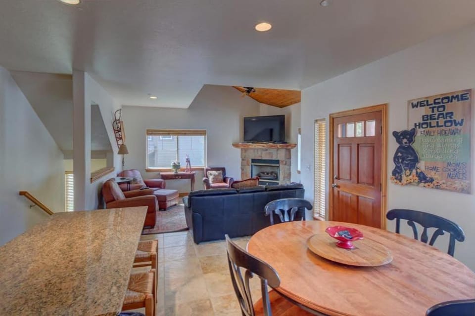 Comfortable Family Home with Private Hot Tub - Community Pool & Gym House in Snyderville