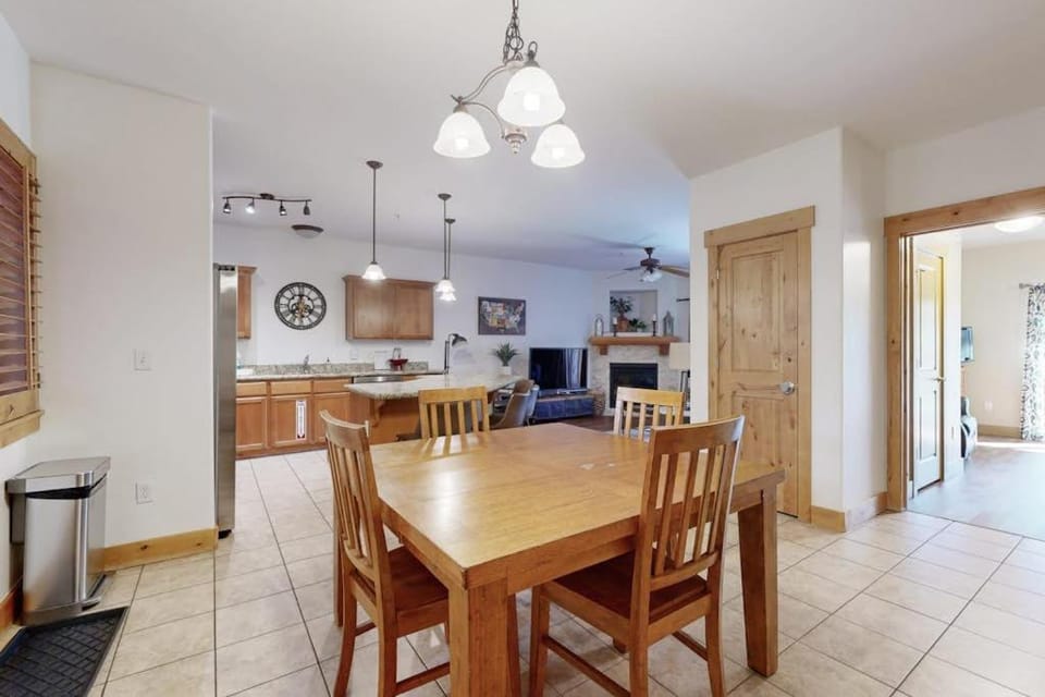 Spacious condo with pool hot tub garage gym & balcony - near Park City House in Summit Park