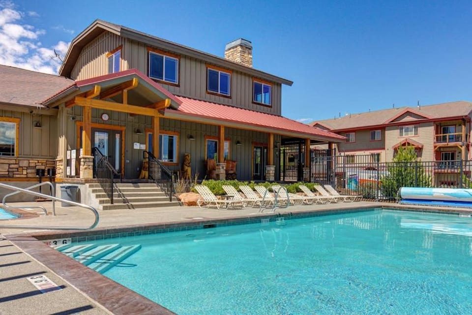 Spacious condo with pool hot tub garage gym & balcony - near Park City House in Summit Park