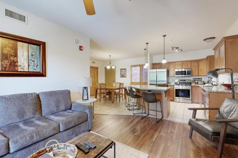 Spacious condo with pool hot tub garage gym & balcony - near Park City House in Summit Park