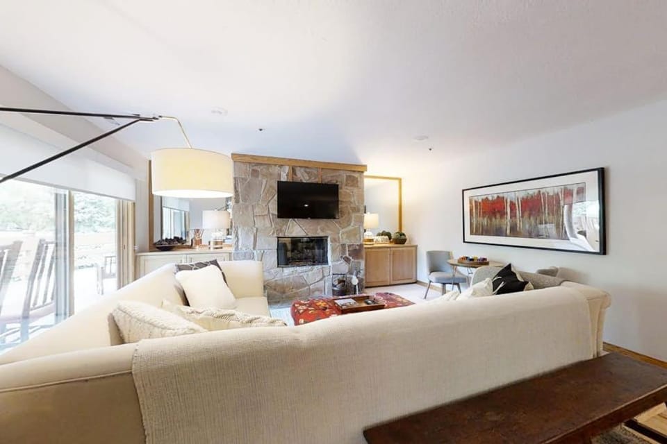 Relaxing Condo with Heated Pool - Near Slopes & Historic Main Street House in Park City