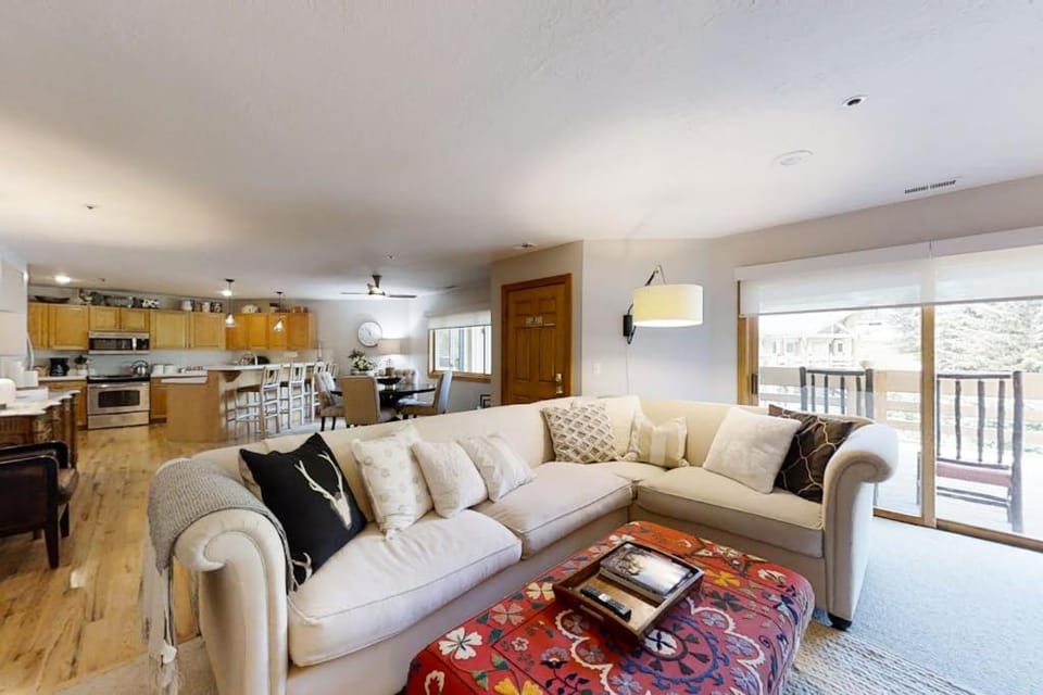 Relaxing Condo with Heated Pool - Near Slopes & Historic Main Street House in Park City