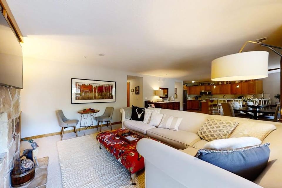 Relaxing Condo with Heated Pool - Near Slopes & Historic Main Street House in Park City