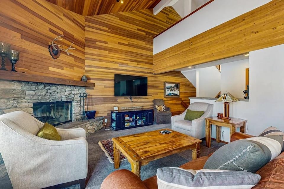 Lodge-Inspired Lakeside Townhouse with Fireplace - Short Walk to Lifts House in Park City