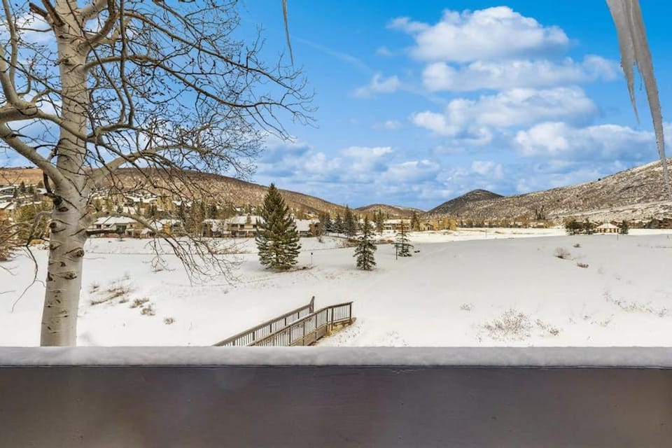 Lodge-Inspired Lakeside Townhouse with Fireplace - Short Walk to Lifts House in Park City