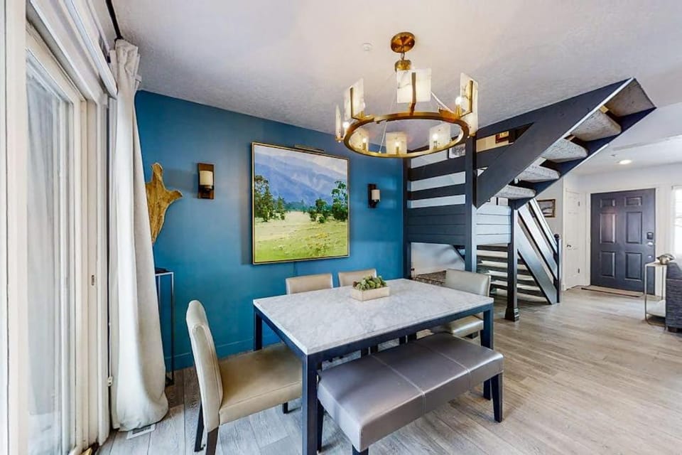 Walk to Deer Valley Open-Concept Townhome with Luxe All-Suite Layout House in Park City