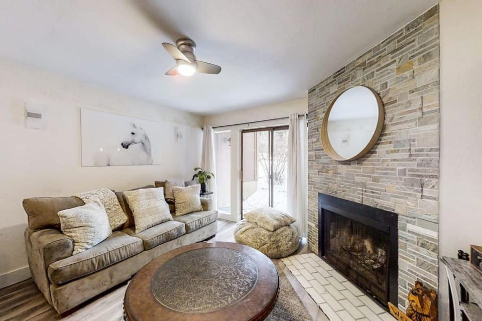 Chic ski condo 5 min walk to first-time chair lift with shared pool House in Park City