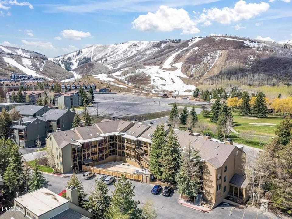 Chic ski condo 5 min walk to first-time chair lift with shared pool House in Park City