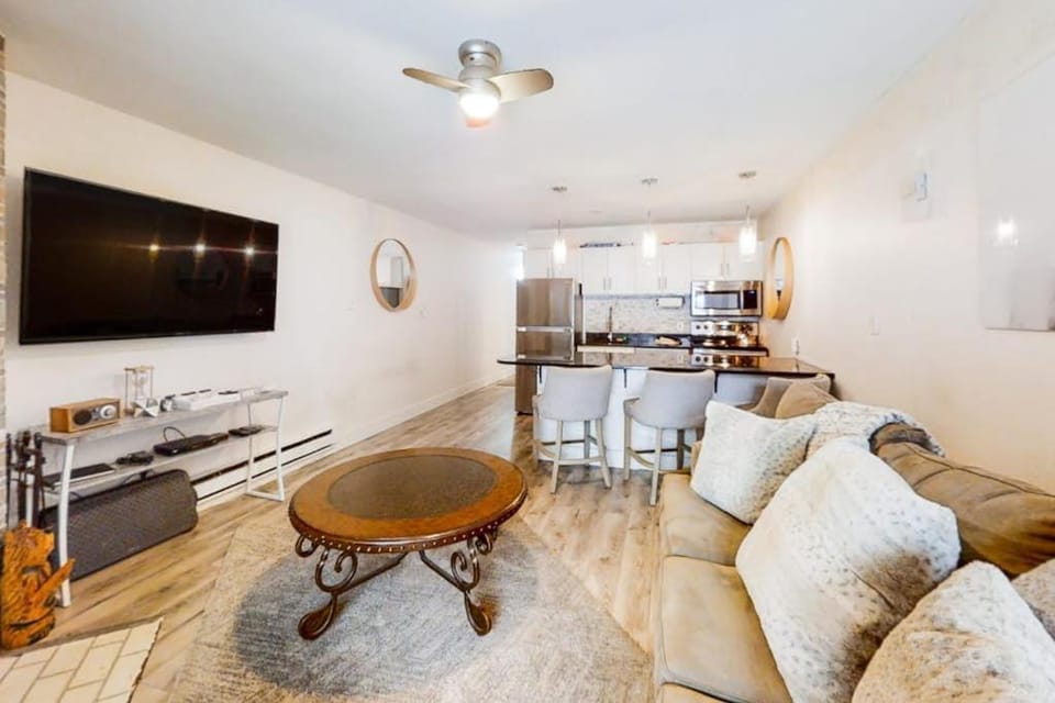 Chic ski condo 5 min walk to first-time chair lift with shared pool House in Park City