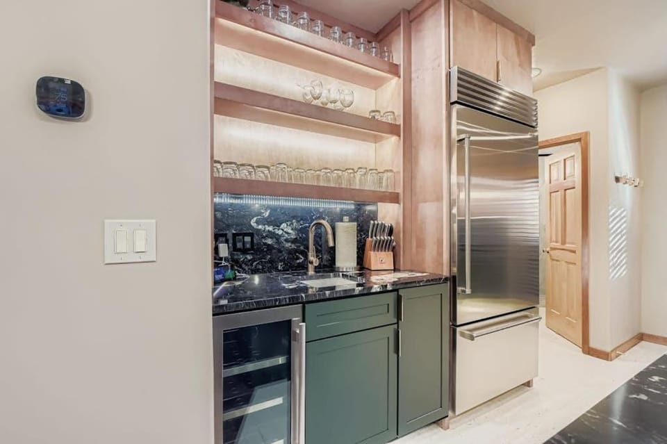Slopeside Luxury -Walk to slopes or town with private hot tub & sauna House in Park City