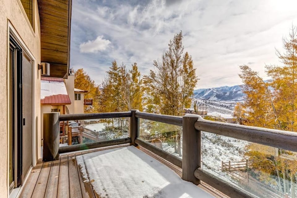 Posh Park City Paradise - Designer Interior Hot Tub Game Room & Epic Deck House in Summit Park