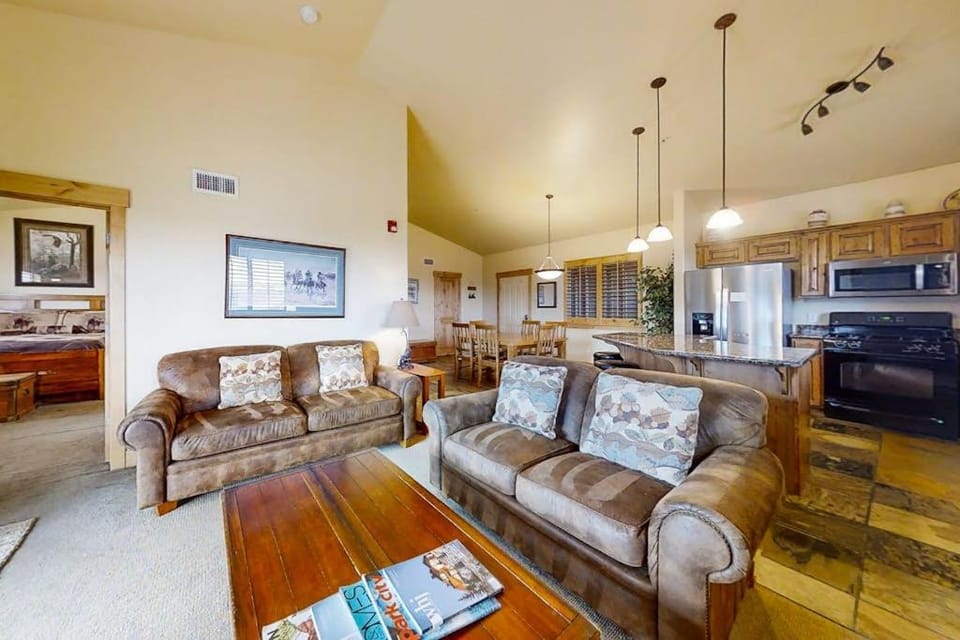Bear Hollow Village Townhouse with Community Pool - Ski the Slopes House in Summit Park