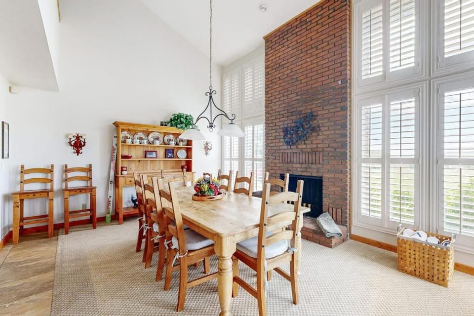 Slopeside gem with private hot tub & pool table - across from Cabriolet Lift House in Snyderville
