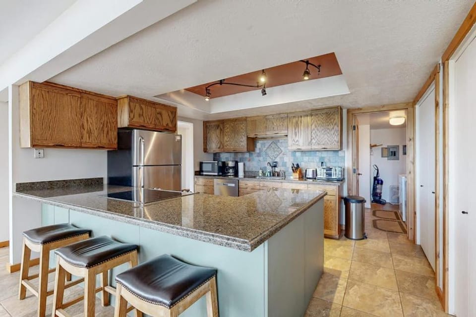 Slopeside gem with private hot tub & pool table - across from Cabriolet Lift House in Snyderville