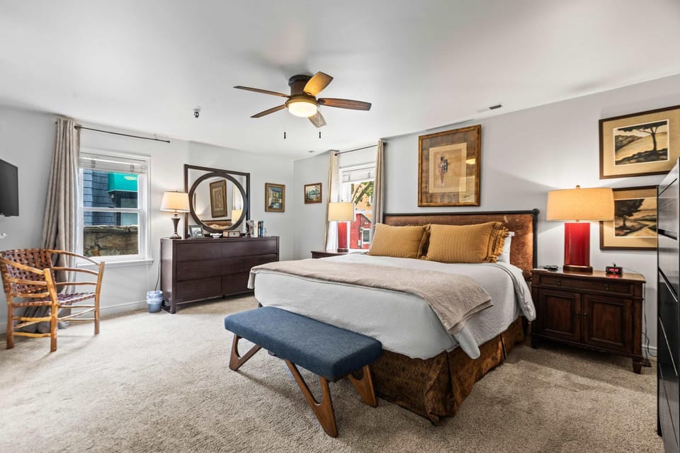Stylish condo in prime location just steps from Main Street & Town Lift Plaza House in Park City