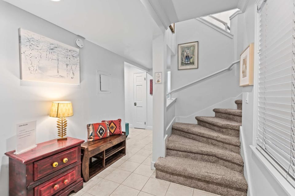 Stylish condo in prime location just steps from Main Street & Town Lift Plaza House in Park City