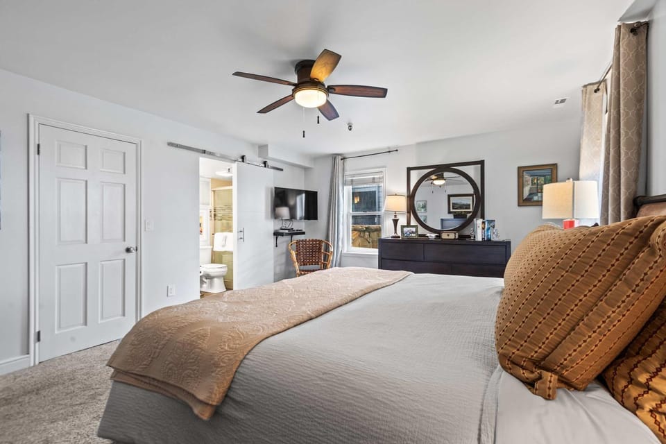 Stylish condo in prime location just steps from Main Street & Town Lift Plaza House in Park City