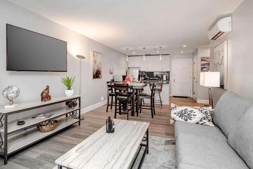 Main Street condo with AC balcony on-site dining hot tub & firepit House in Park City