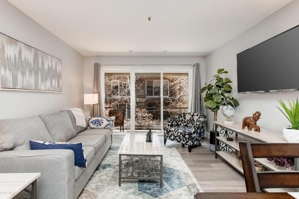Main Street condo with AC balcony on-site dining hot tub & firepit House in Park City