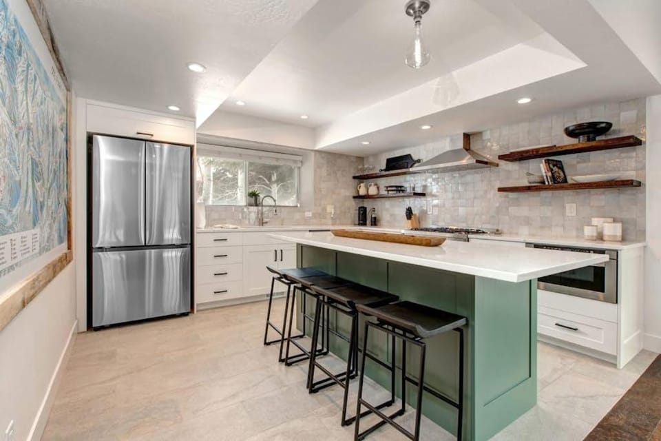 Dog-friendly walk to Canyons hot tub fireplace foosball AC House in Snyderville