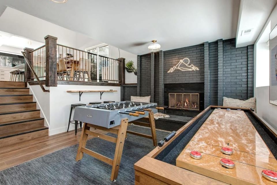 Dog-friendly walk to Canyons hot tub fireplace foosball AC House in Snyderville