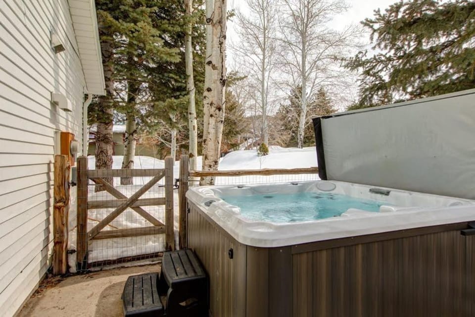 Dog-friendly walk to Canyons hot tub fireplace foosball AC House in Snyderville