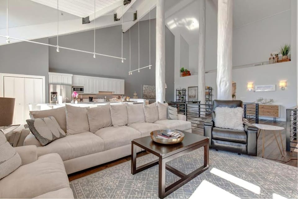 Luxe townhome with pool private hot tub washer & dryer & garage House in Snyderville
