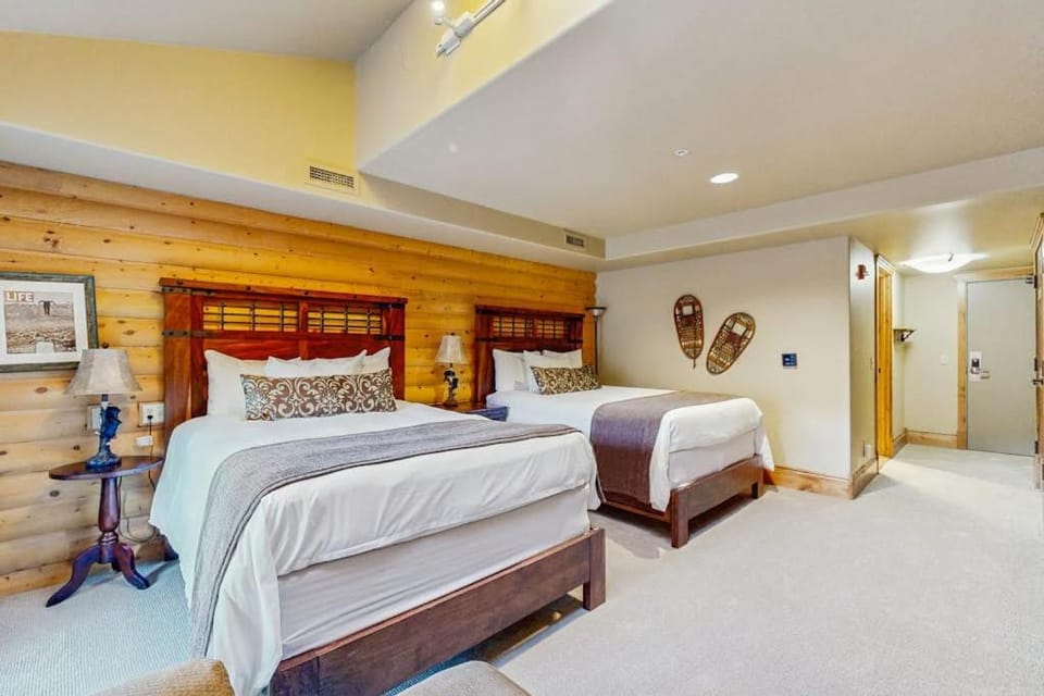 Hotel studio with views fireplace & close to everything House in Park City