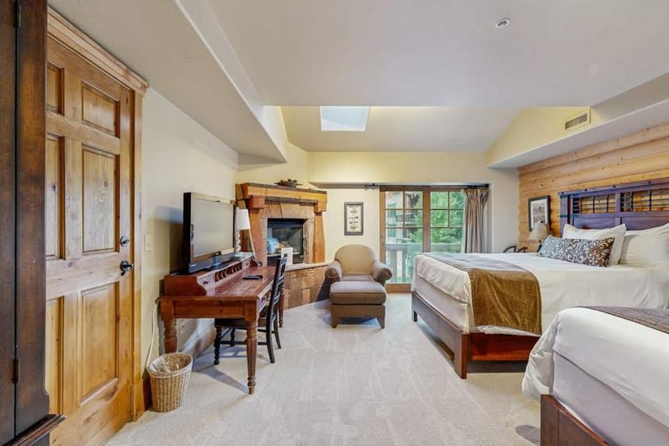 Hotel studio with views fireplace & close to everything House in Park City