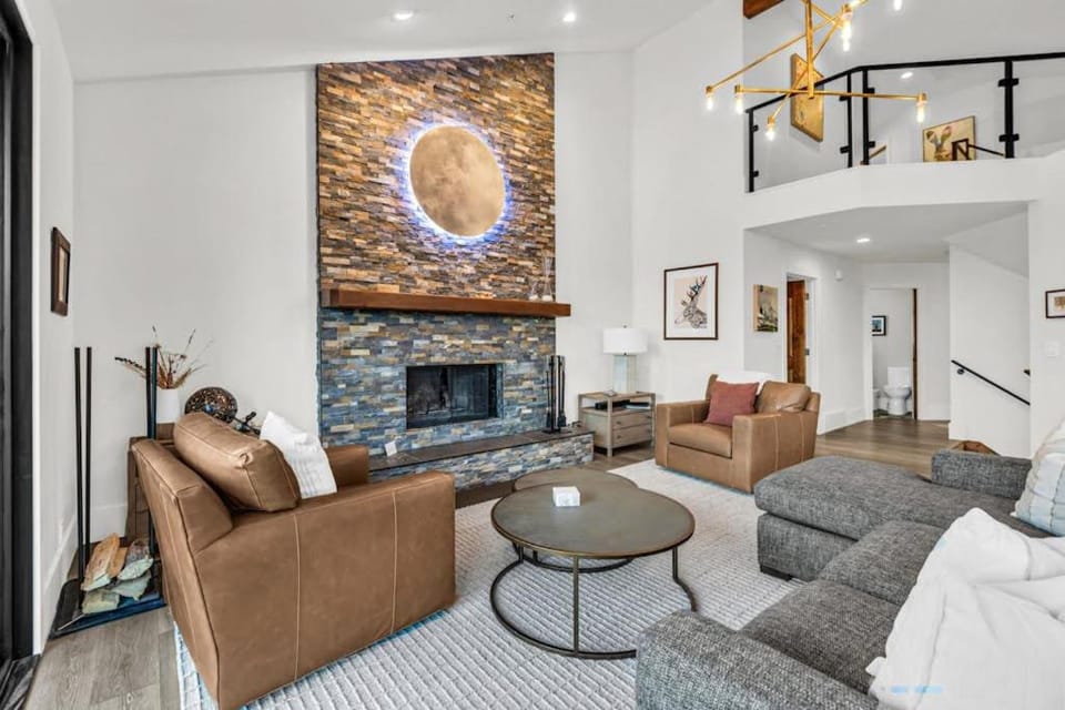 Mountain-view abode with a hot tub scenic balcony fireplaces & free shuttle House in Park City