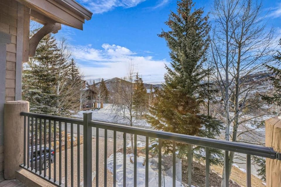Mountain-view abode with a hot tub scenic balcony fireplaces & free shuttle House in Park City