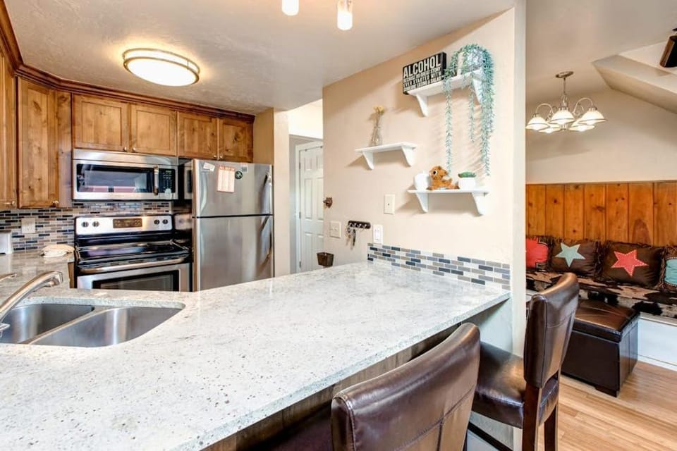 Cozy townhome within walking distance to skiing & downtown with fast WiFi & W&D House in Park City
