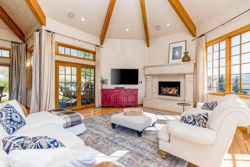 Serene and Spacious 5BR with Gorgeous Views Hot Tub House in Summit Park