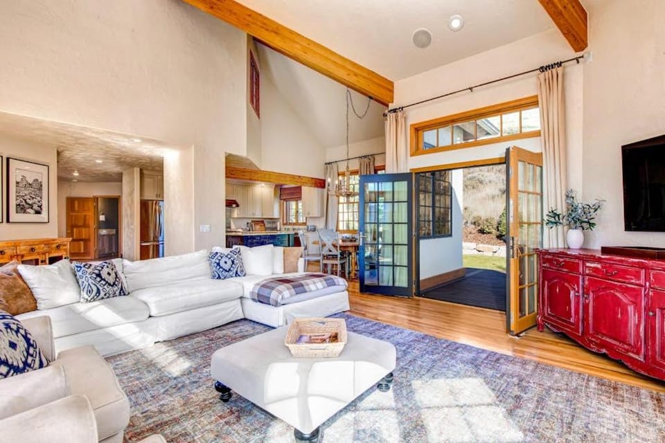 Serene and Spacious 5BR with Gorgeous Views Hot Tub House in Summit Park