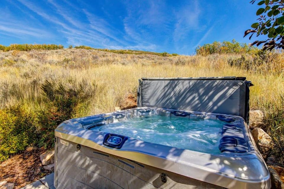Serene and Spacious 5BR with Gorgeous Views Hot Tub House in Summit Park