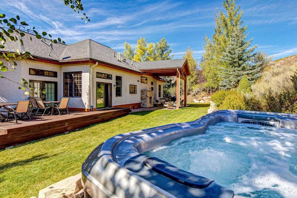 Serene and Spacious 5BR with Gorgeous Views Hot Tub House in Summit Park