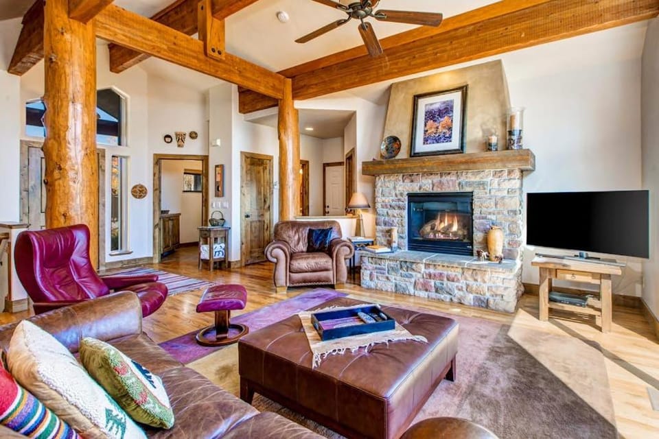 2-story duplex in great location with private balcony mountain views fireplace House in Summit Park