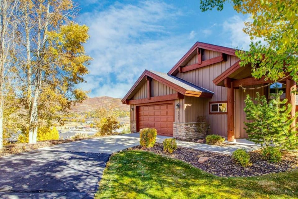 2-story duplex in great location with private balcony mountain views fireplace House in Summit Park