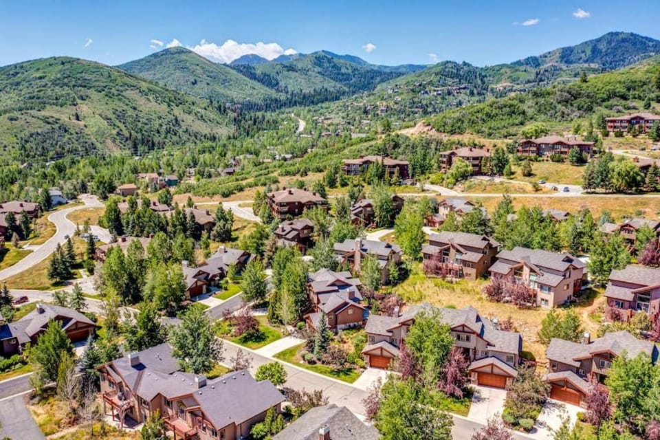2-story duplex in great location with private balcony mountain views fireplace House in Summit Park