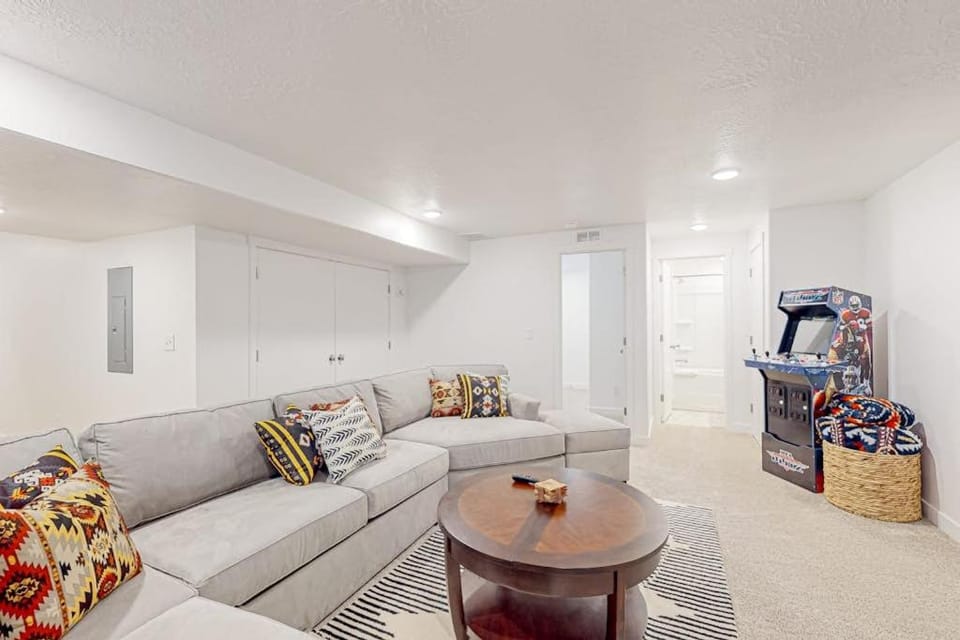 Rose Wood Hideaway - Brand-new house in Park City with large yard & game room House in Snyderville