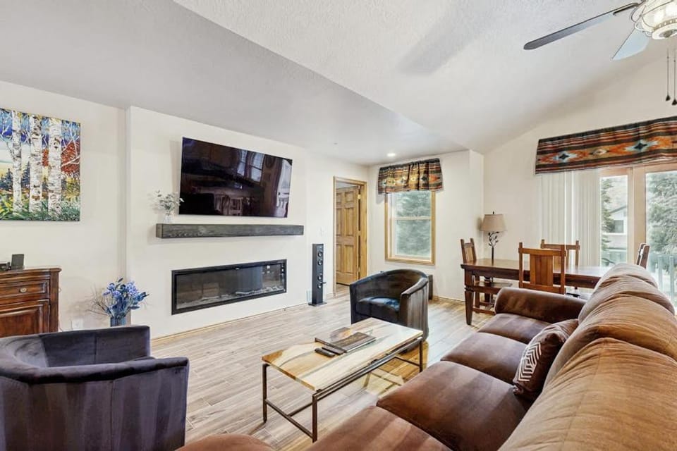 Mountain view home with hot tub fireplace & perfect walk-to-lift location House in Park City