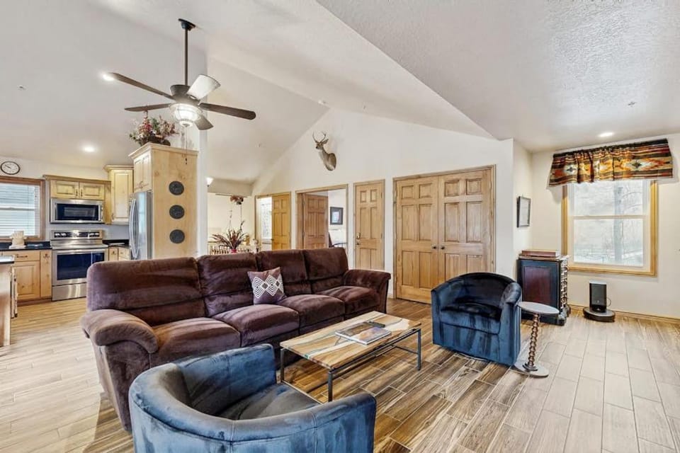 Mountain view home with hot tub fireplace & perfect walk-to-lift location House in Park City