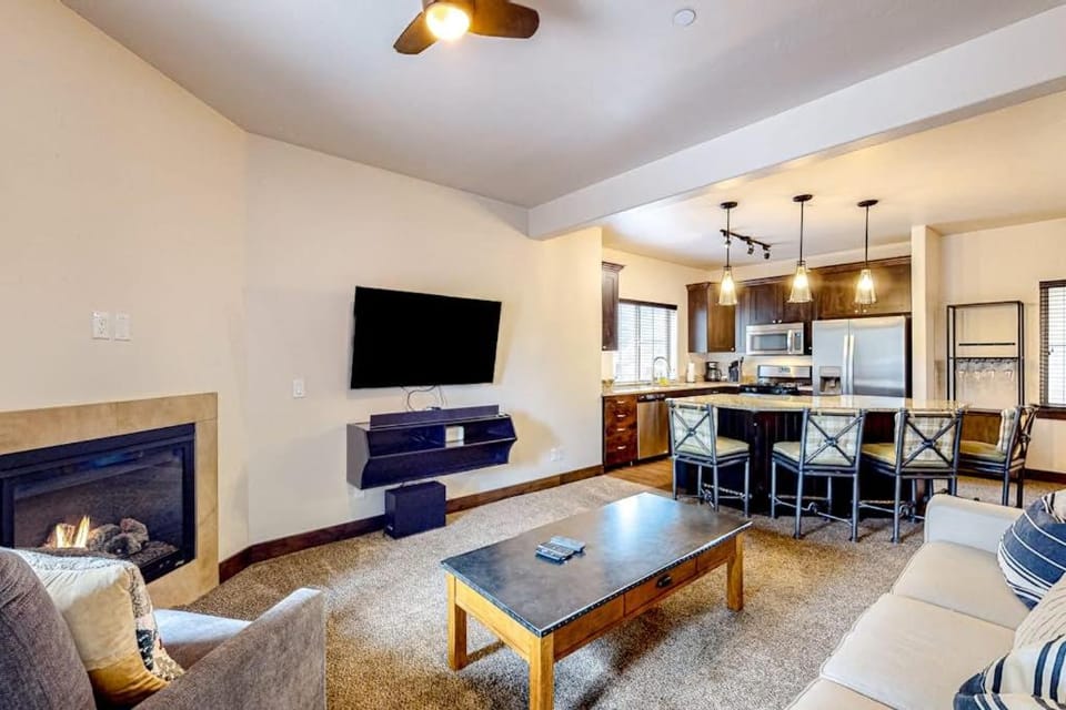 Light-filled condo near Canyons Village with mountain view pool & hot tubs House in Summit Park