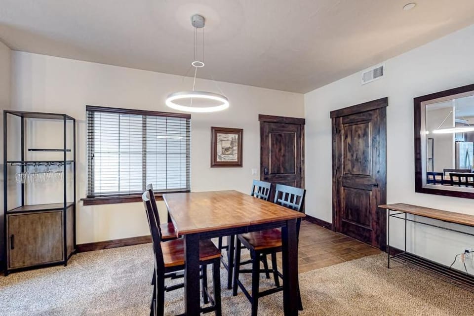 Light-filled condo near Canyons Village with mountain view pool & hot tubs House in Summit Park