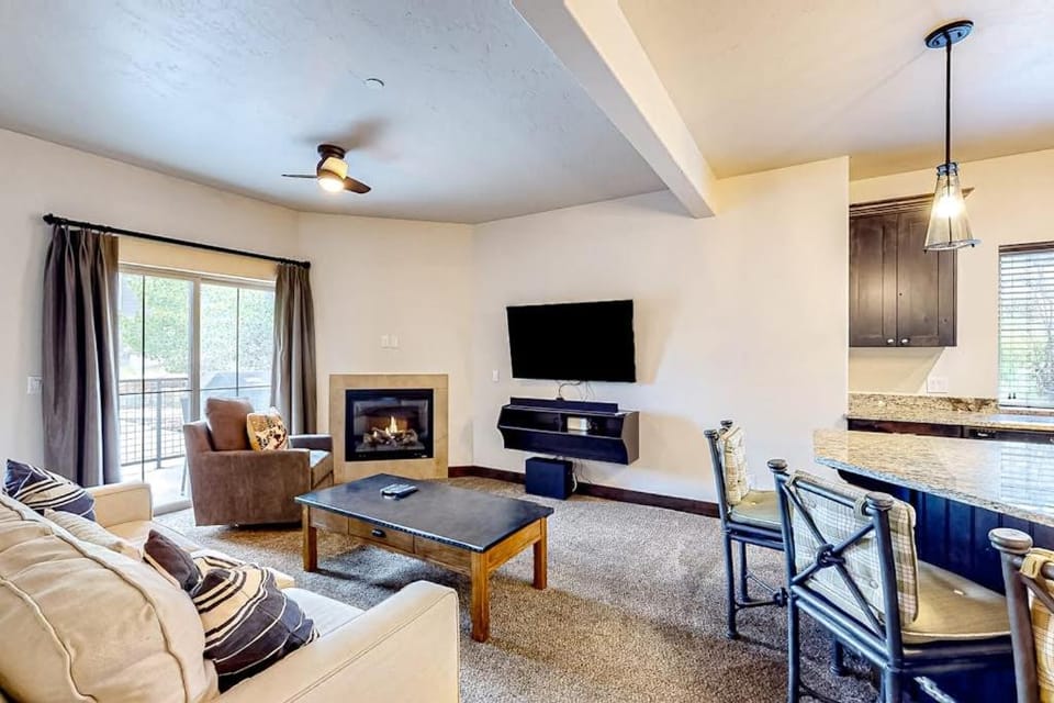 Light-filled condo near Canyons Village with mountain view pool & hot tubs House in Summit Park