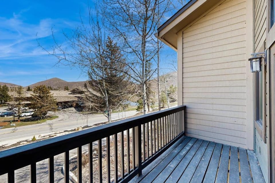 3-story mtn-view townhouse with private hot tub fireplace grill balcony W&D House in Park City