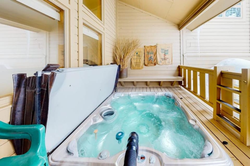3-story mtn-view townhouse with private hot tub fireplace grill balcony W&D House in Park City